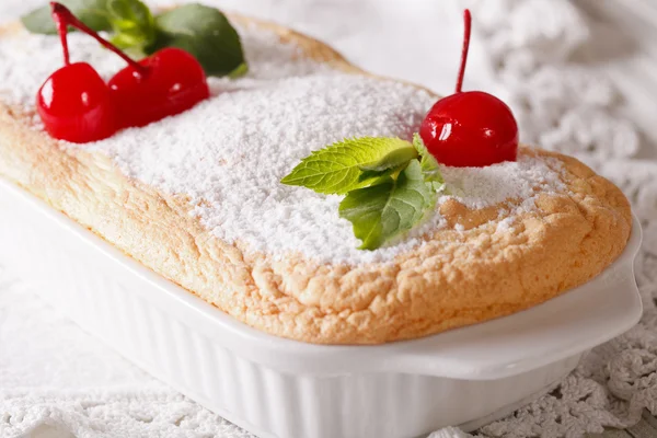 Fijne Oostenrijkse dessert met kersen en mint macro. Horizont — Stockfoto