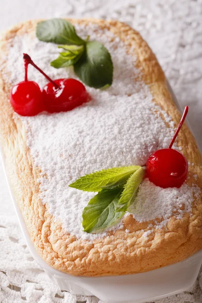 Sabroso postre austriaco Salzburger Nockerln con cerezas y min — Foto de Stock