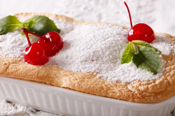 Oostenrijkse dessert souffle Salzburger Nockerln macro bij het bakken van dis — Stockfoto