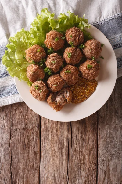 Croquetes de carne holandeses Bitterballen e mostarda de perto. vertica — Fotografia de Stock