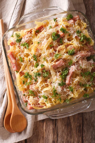 Braadpan noedels met ham en Parmezaanse kaas Mijnwezen van dichtbij in een bakken dis — Stockfoto