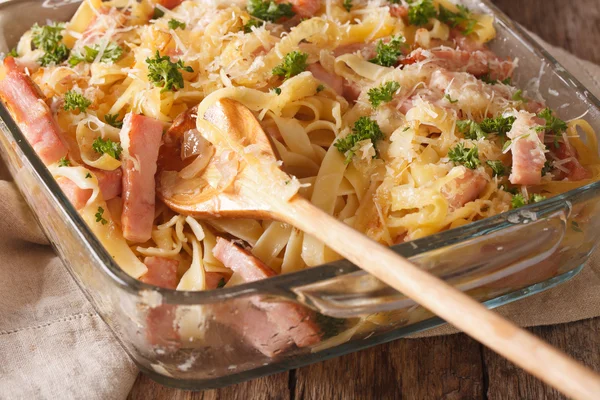 Avusturya mutfağı: yemek pişirme Schinkenfleckerln makro. Horizo