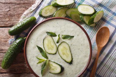 Yoğurtlu taze salatalık çorbası masanın üzerine kapatın. Yatay