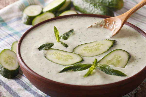 Kalte Gurkensuppe mit Minze und Joghurt in Nahaufnahme. horizontal — Stockfoto