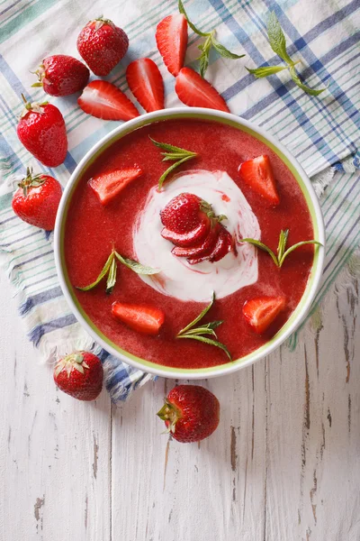 薄荷和酸奶油碗特写镜头的冷草莓汤 — 图库照片