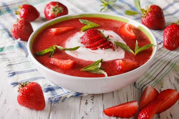 Sopa de fresa fresca con yogur de cerca en un tazón. horizonte — Foto de Stock