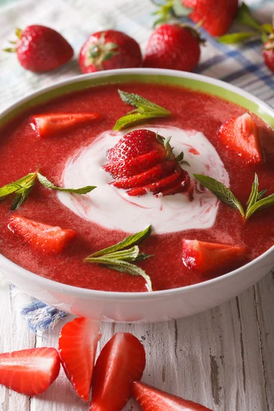 Sopa de fresa fría con menta y crema agria en un tazón de cerca — Foto de Stock