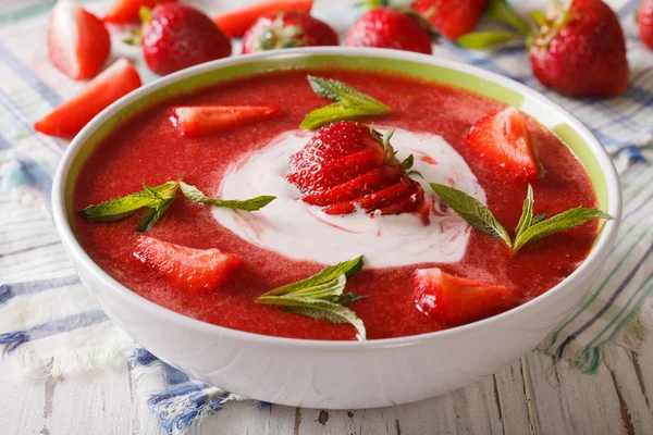 薄荷和酸奶油碗特写镜头的冷草莓汤 — 图库照片