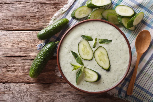 Sopa fría de pepino con menta y yogur de cerca. Parte superior horizontal — Foto de Stock