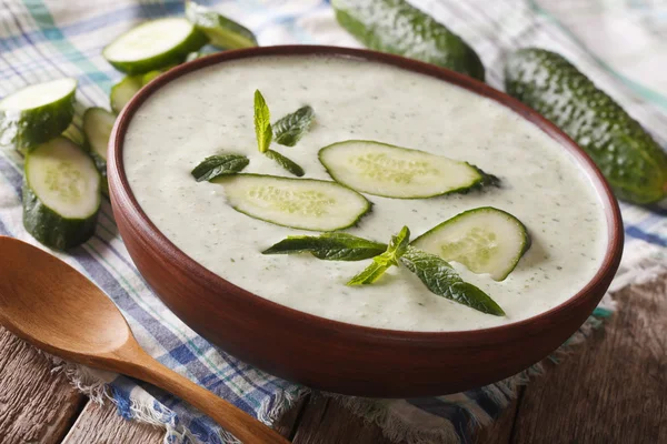 Suppe aus frischen Gurken mit Minze und Joghurt Nahaufnahme auf dem Tisch — Stockfoto