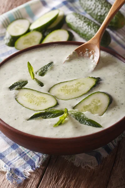 Sopa fría de pepino con menta y yogur de cerca. Vertical —  Fotos de Stock