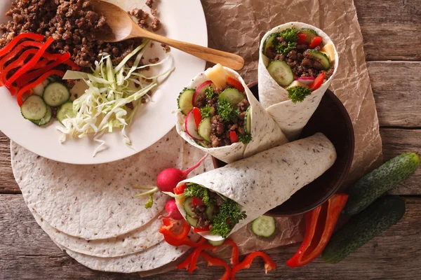 Burritos with minced meat and fresh vegetables close-up. horizon — Stock Photo, Image