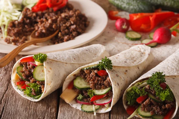 Rolkach Tortilla z mielonego mięsa, warzyw i składniki clos — Zdjęcie stockowe