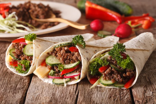 Tortilla Roll com carne e legumes close-up e ingredientes . — Fotografia de Stock
