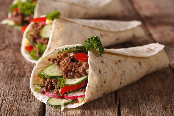 Burritos com carne picada e vegetais frescos close-up. horizonte — Fotografia de Stock