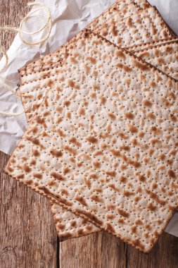 Ahşap bir masa üzerinde Fısıh makro için Yahudi Koşer matzo. vertic