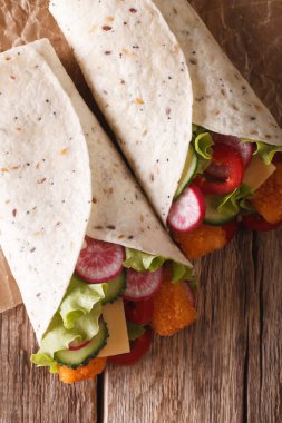 Tortilla rulo ile balık parmakları, peyniri ve sebze yakın çekim.