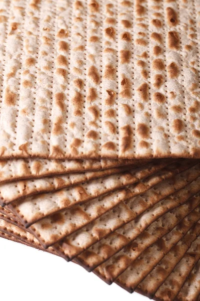 Högen av judiska kosher matzah makro isolerad på vita lodräta — Stockfoto