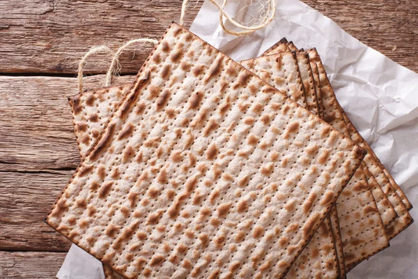 Jewish kosher matzo for Passover closeup on a wooden table. hori — Stock Photo, Image