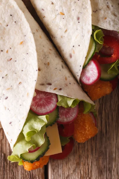 Burrito s rybí prsty a zeleniny makro. vertikální horní vi — Stock fotografie