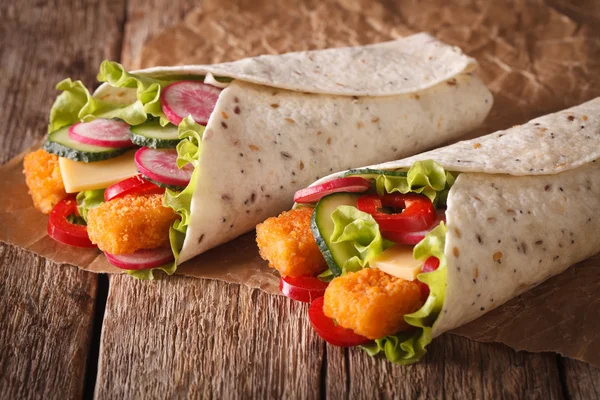 Rolo de sanduíche com dedos de peixe, queijo e legumes close-up . — Fotografia de Stock