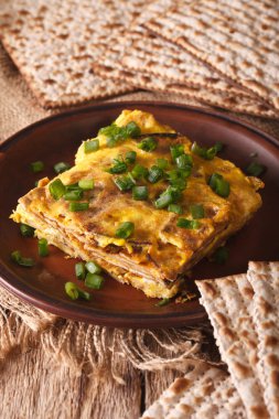 Yahudi mutfağı: matzah brei yeşil soğan yakın çekim ile. Dikey