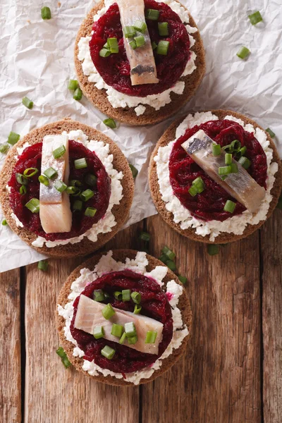 Norwegian sandwiches with herring, beetroot and cream cheese. ve — Stock Photo, Image