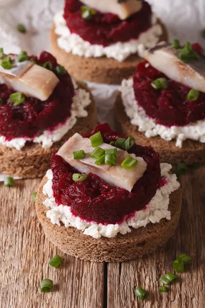 Норвежские сэндвичи с сельдью, свеклой и сливочным сыром. ve — стоковое фото