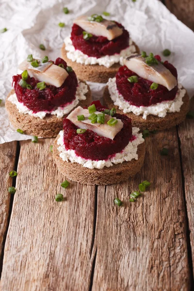 Sabrosos sándwiches con arenque, remolacha y queso crema. vertical —  Fotos de Stock