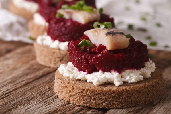 Κλείστε το σάντουιτς με ρέγγα αλμυρό, παντζάρι και τυρί cottage — Φωτογραφία Αρχείου