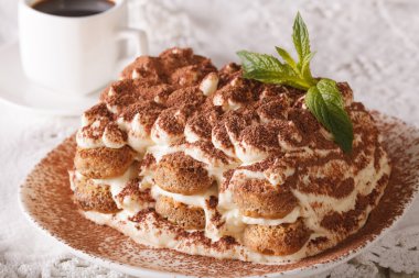 Plaka ve espresso kahve üzerinde leziz tiramisu yakın çekim. Horizont