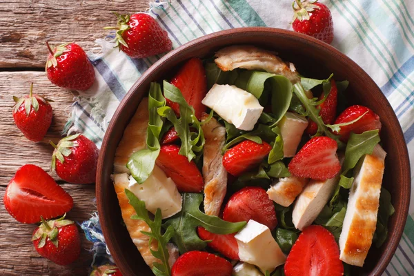 Salade aux fraises, poulet grillé, brie et roquette close — Photo