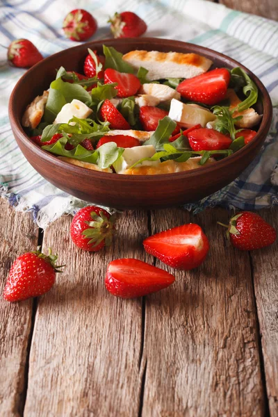 Dietary salad with strawberries, grilled chicken, brie and arugu — Stock Photo, Image