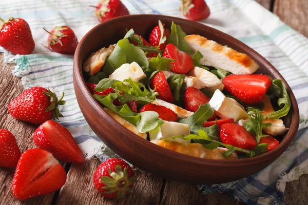 Fresh salad with strawberry, chicken, brie and arugula close-up. — Stock Photo, Image