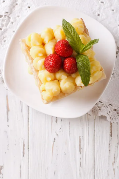 Postre de millefeuille francés con fresas Vista superior vertical — Foto de Stock