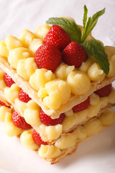 Cuisine française : millefeuille aux fraises avec plan rapproché de la crème anglaise. v — Photo