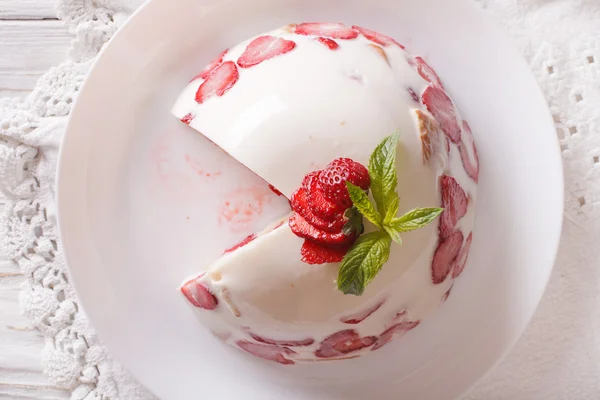 Cheesecake with strawberries on a plate close up. horizontal top — Stock Photo, Image