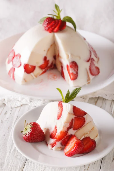Piece of cheese cake mascarpone and fresh strawberries close-up. — Stock Photo, Image