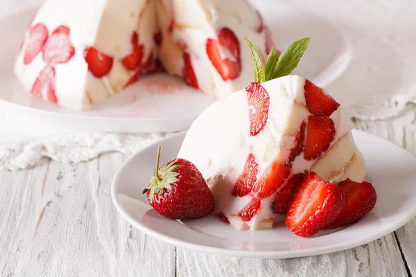 Piece of cheese cake mascarpone and fresh strawberries close-up. — Stock Photo, Image