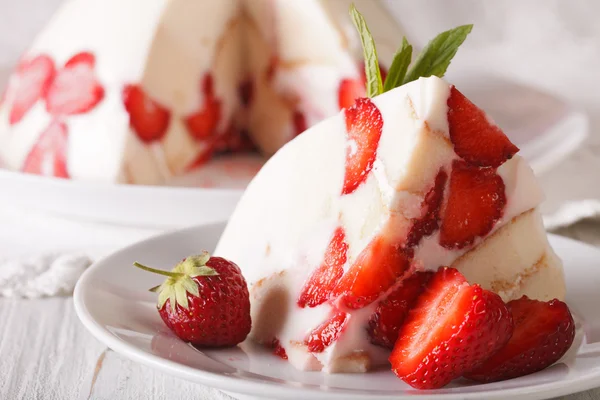 Tarta de queso con fresas en un plato macro. horizontal —  Fotos de Stock