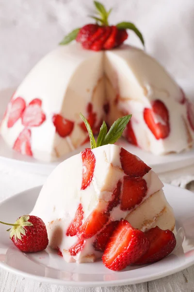 Tarta de queso con fresas y macro de galletas en un plato. verti — Foto de Stock