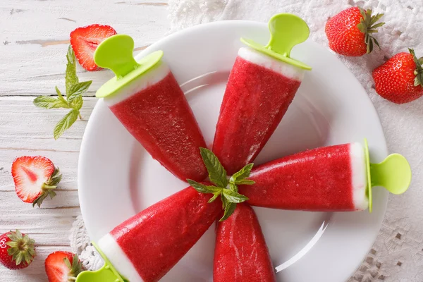 Tasty strawberry popsicle on a stick close-up. horizontal top vi — Stock Photo, Image
