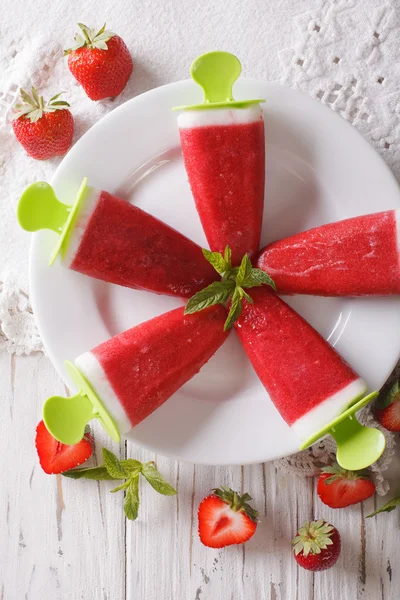 Tasty strawberry popsicle on a stick close-up. Vertical top view — Stock Photo, Image