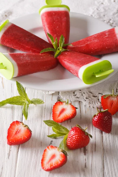 Παγωτό φράουλα με δυόσμο σε ένα closeup ραβδί. κάθετη — Φωτογραφία Αρχείου