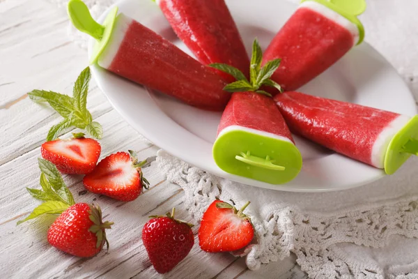 Fruit strawberry ice lolly close up on a plate. horizontal — Stock Photo, Image