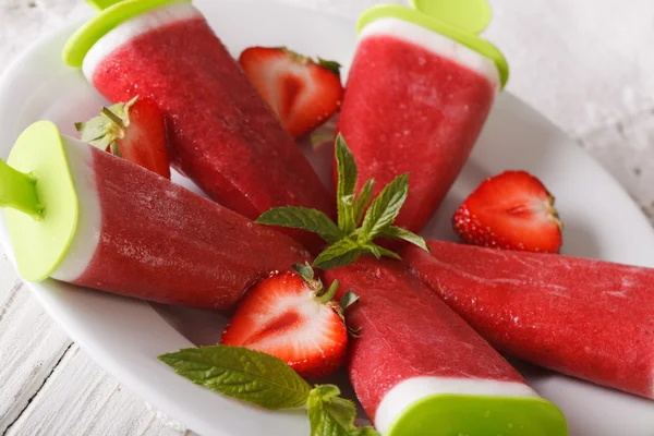 Leckeres Erdbeereis auf einem Stick auf einem Teller. Horizont — Stockfoto