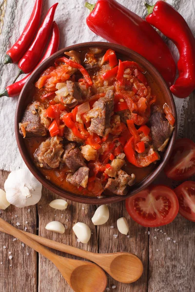 Lamm tillagad med lök, tomat och paprika närbild. lodrät topp — Stockfoto