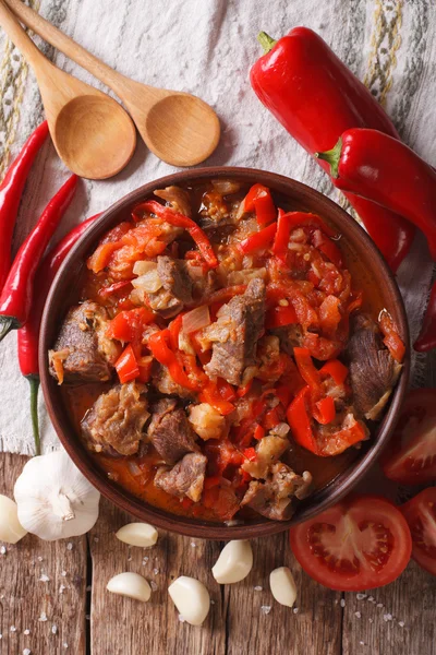 Lamm langsam geschmort mit Zwiebeln, Tomaten und Paprika Nahaufnahme. vertikal — Stockfoto