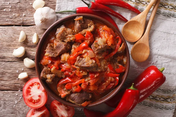 Lamm langsam geschmort mit Zwiebeln, Tomaten und Paprika Nahaufnahme. Horizont — Stockfoto