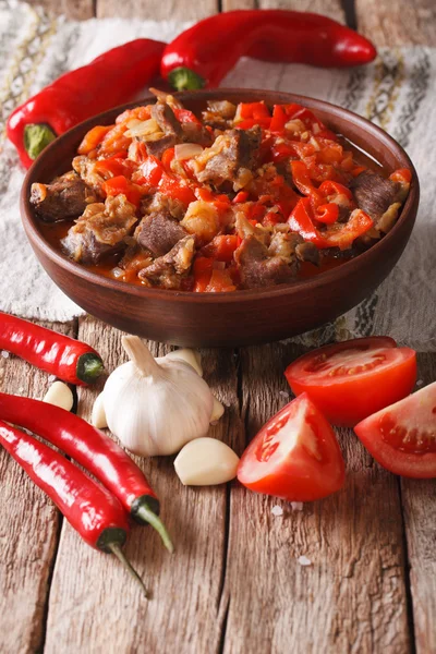 Estofado de cordero con cebolla, tomate y pimienta en un tazón de cerca. v) — Foto de Stock